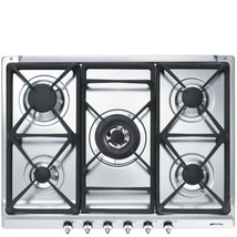 SMEG GÁZ FŐZŐLAP, Classic design, 70 cm, 5 gázégő, ebből 1 db  5,0 kW-os wok égő, ezüst vezérlőgombok, rozsdamentes acél
